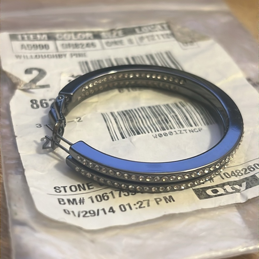 Cache black and grey earring - Picture 4 of 4